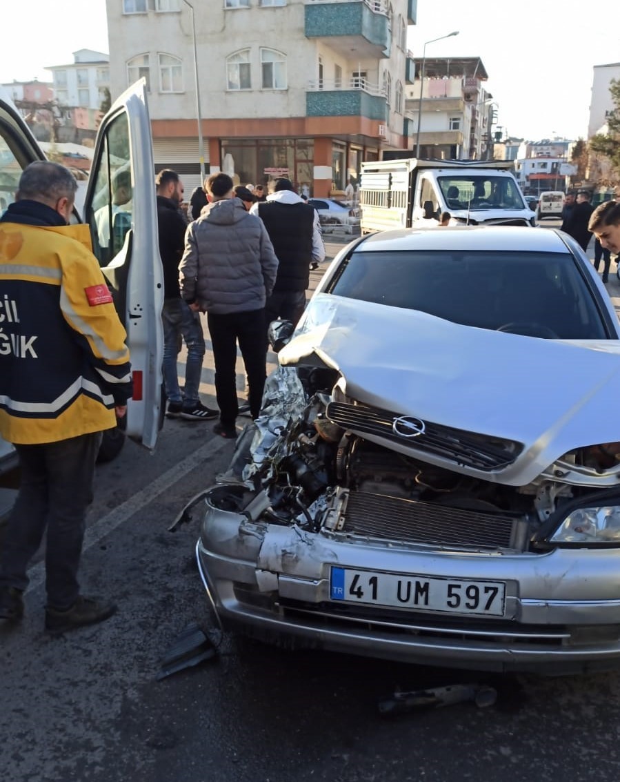 Batman’da hafif ticari araç ile otomobil çarpıştı: 1 yaralı