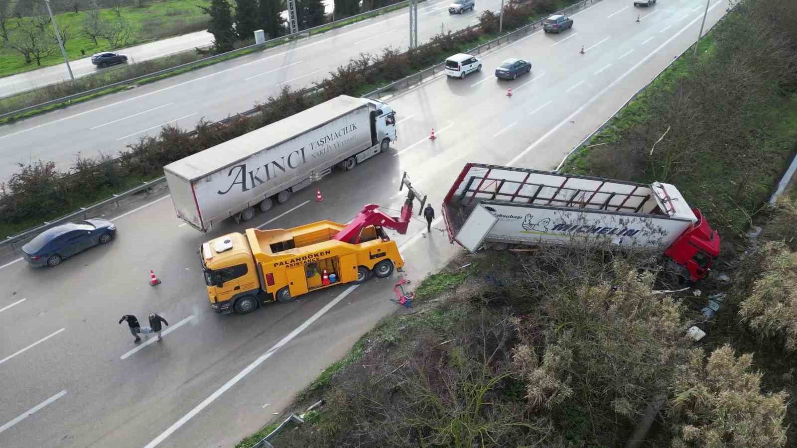 Bursa’da kontrolden çıkan tır refüje uçtu, otoban kitlendi
