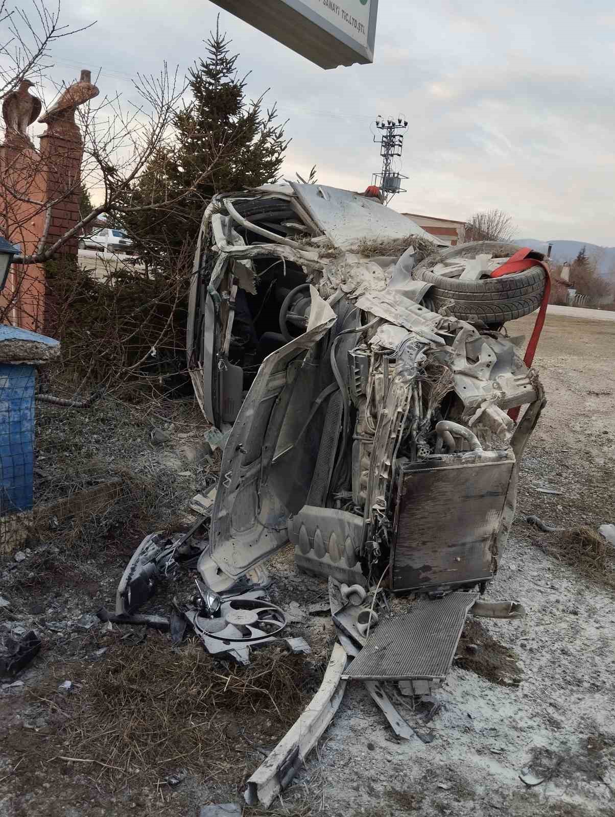 Duvara çarpan otomobil sürücüsü ağır yaralandı