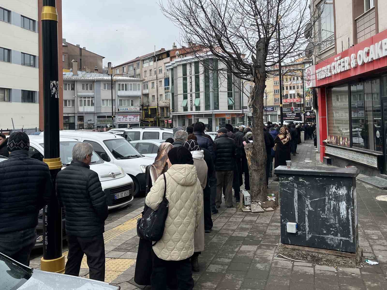 Zam söylentisi kuyruk oluşturdu