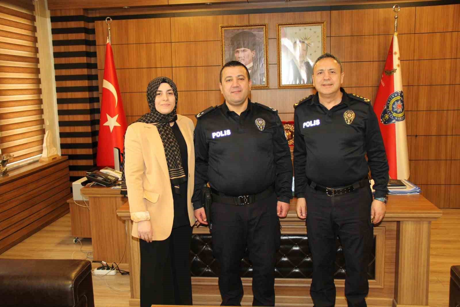 Bir &uuml;st r&uuml;tbeye ge&ccedil;ti apoletini eşi taktı
