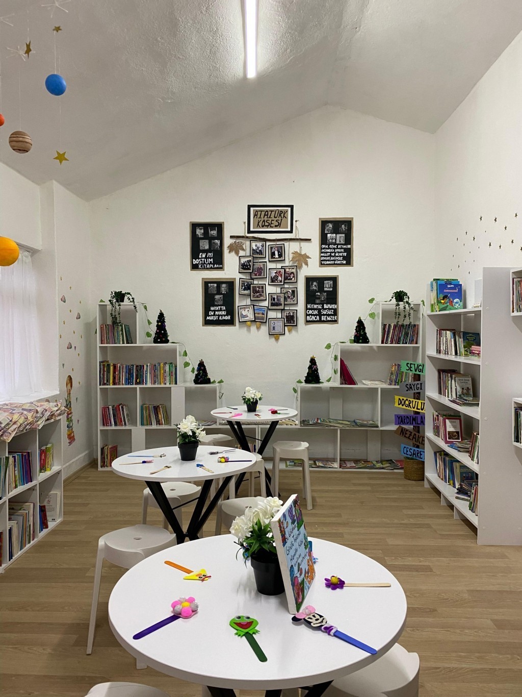 Anadolu &Uuml;niversitesi &ouml;ğrencileri şehit polis anısına k&uuml;t&uuml;phane kurdu
