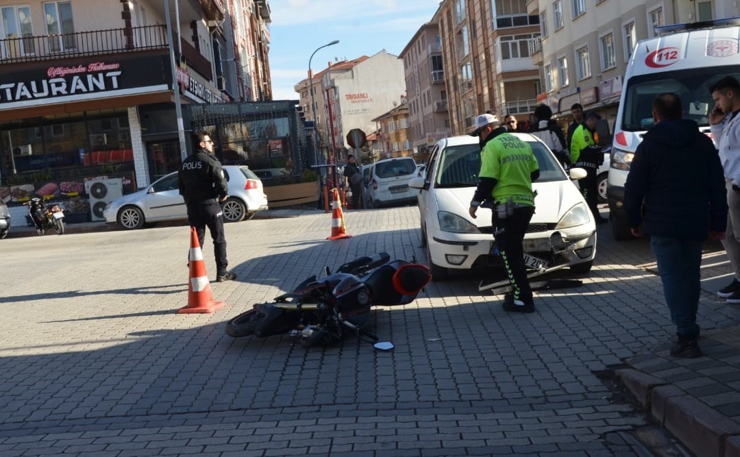 Otomobil ile motosiklet &ccedil;arpıştı: 1 yaralı
