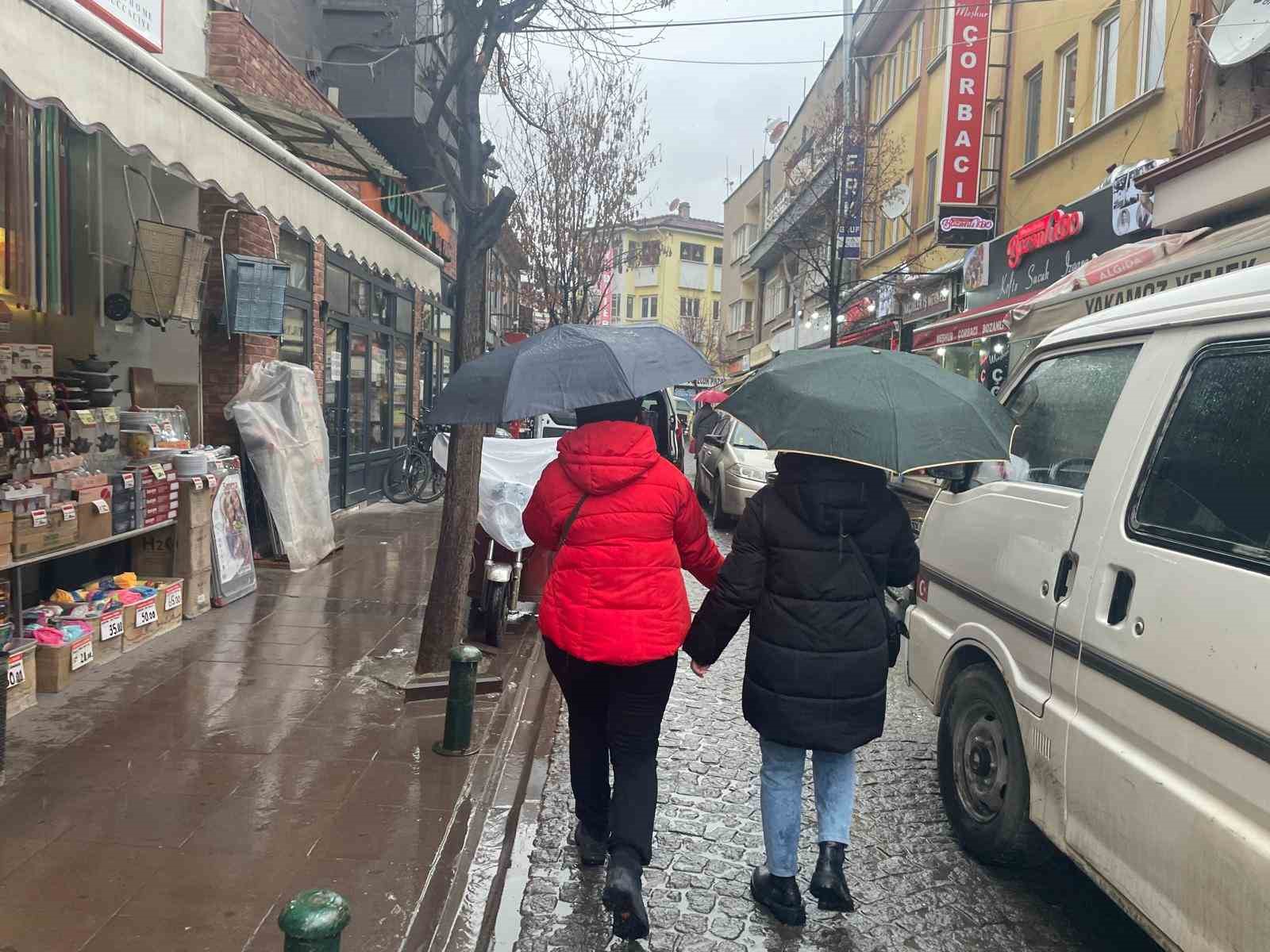 Eskişehir’de yağmur vatandaşlara zor anlar yaşattı