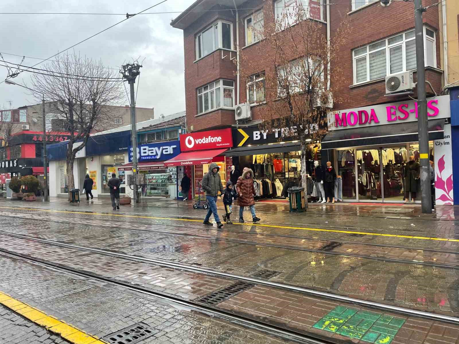 Eskişehir&rsquo;de yağmur vatandaşlara zor anlar yaşattı
