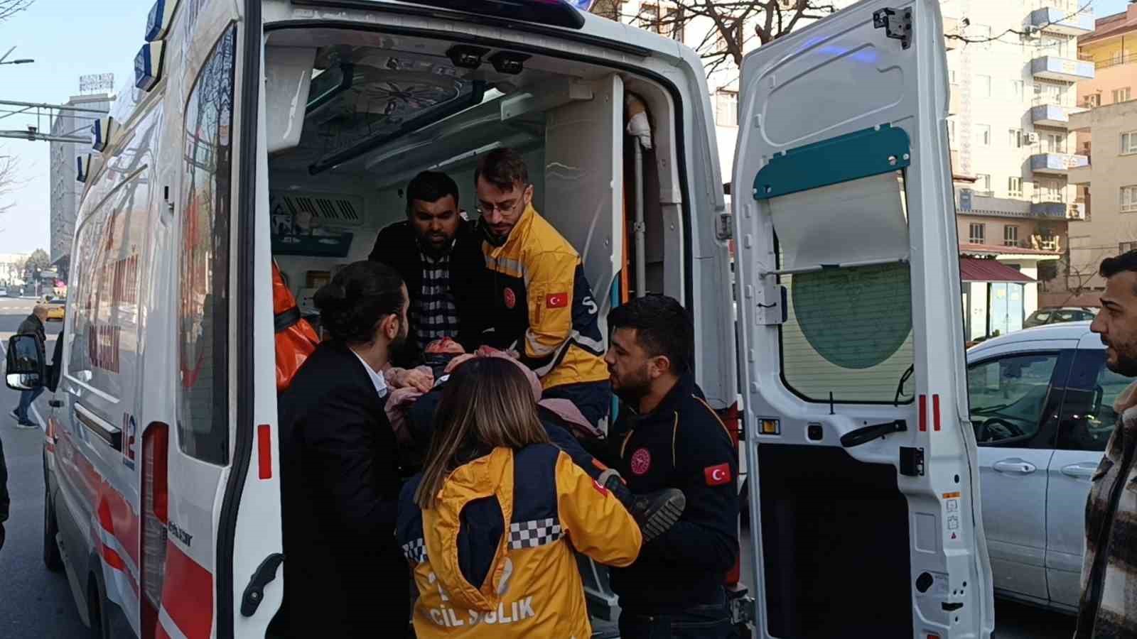 Batman&rsquo;da yaya ge&ccedil;idinden yolun karşısına ge&ccedil;mek isteyen 6 yaşındaki &ccedil;ocuğa ara&ccedil; &ccedil;arptı
