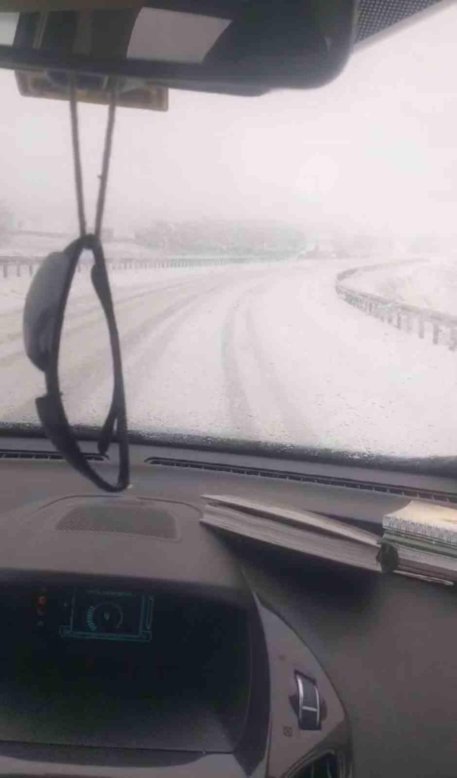 Eskişehir&rsquo;de kar yağışı s&uuml;r&uuml;c&uuml;leri zaman zaman zor durumda bıraktı
