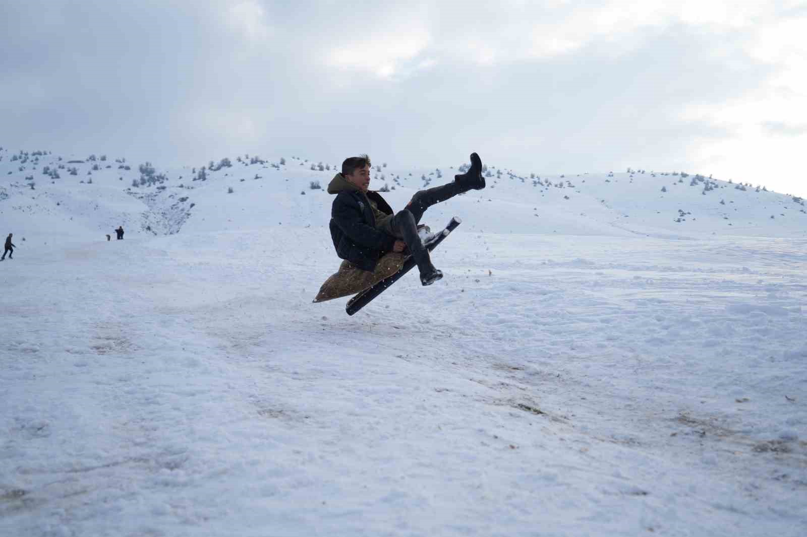 Kendi pistlerinde kayan Muşlu &ccedil;ocukların eğlenceli anları
