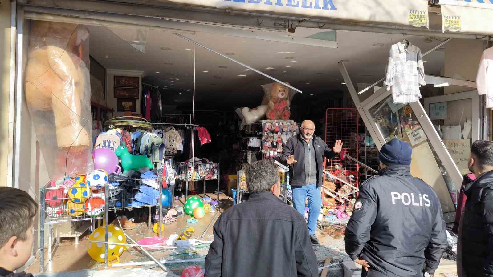 &Ouml;nce otomobile &ccedil;arptı, sonra şerit değiştirip iş yerine daldı
