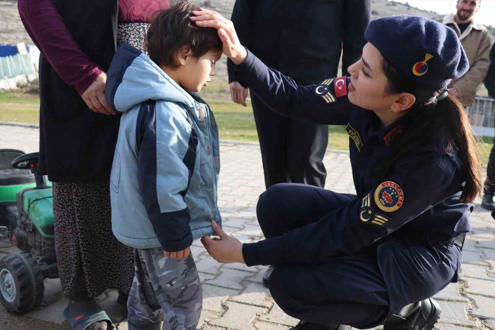 Jandarma ekipleri firma &ccedil;alışanlarını bilgilendirdi
