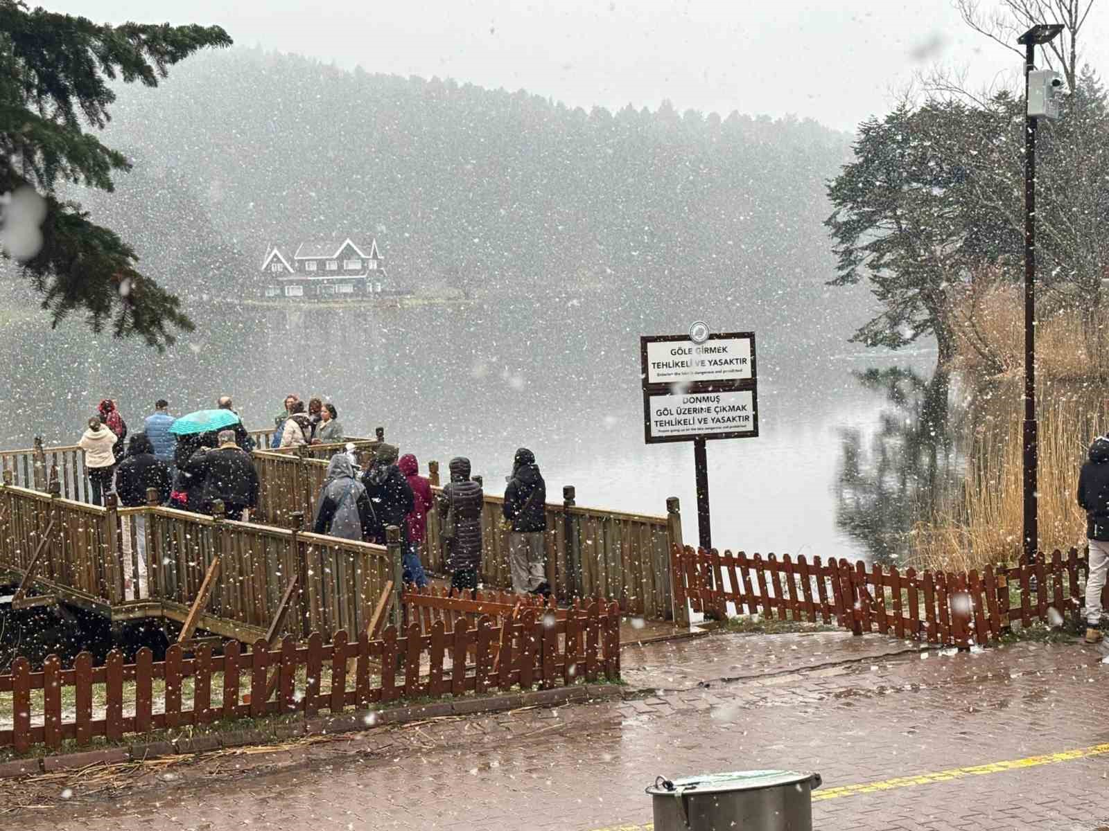 G&ouml;lc&uuml;k Tabiat Parkı&rsquo;nda kar yağışı etkili oluyor
