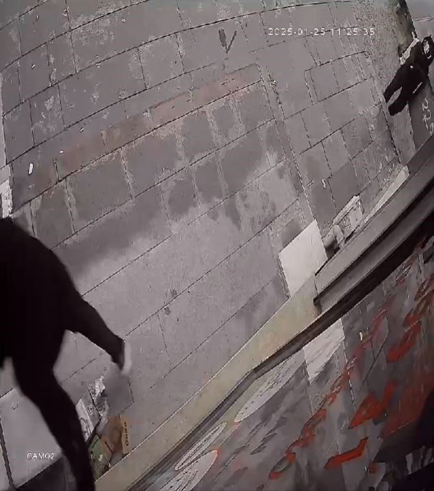 Bah&ccedil;elievler&rsquo;de molaya &ccedil;ıkan &ccedil;alışana silahlı saldırı: O anlar kamerada
