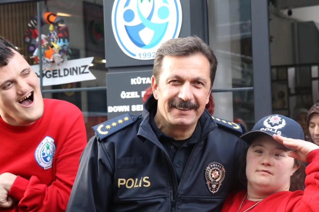 K&uuml;tahya İl Emniyet M&uuml;d&uuml;r&uuml; Osman Elbir&rsquo;den "Bi&rsquo;Tebess&uuml;m Down Cafe"ye anlamlı ziyaret
