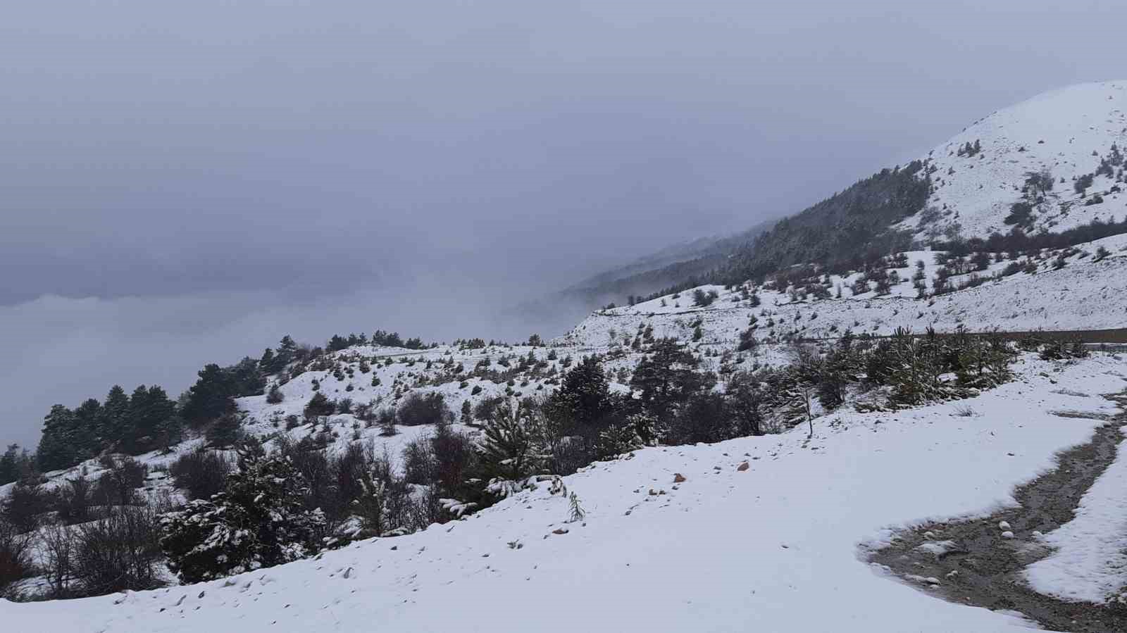 Doğa harikası Abant beyaza büründü