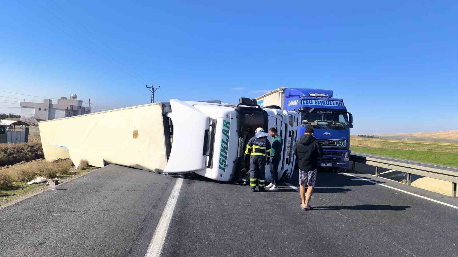 Mardin&rsquo;de peynir y&uuml;kl&uuml; tırın devrildiği kaza g&uuml;venlik kamerasına yansıdı
