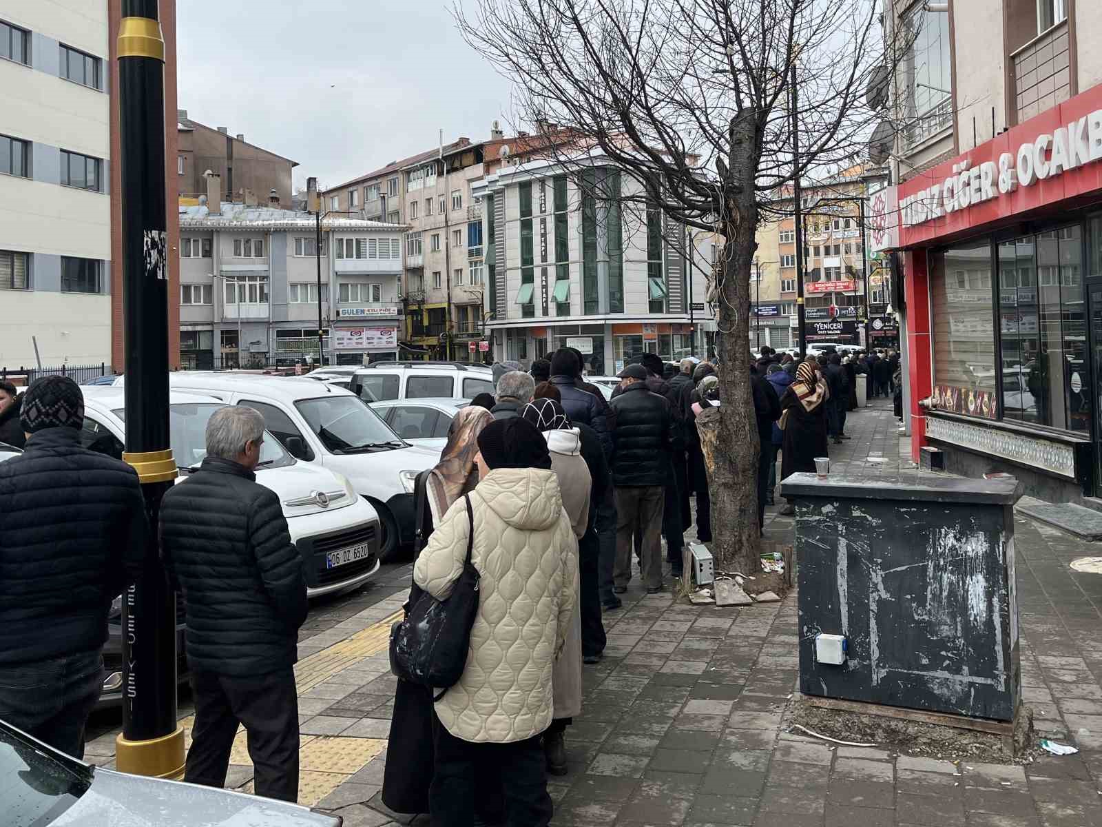 Zam s&ouml;ylentisi kuyruk oluşturdu
