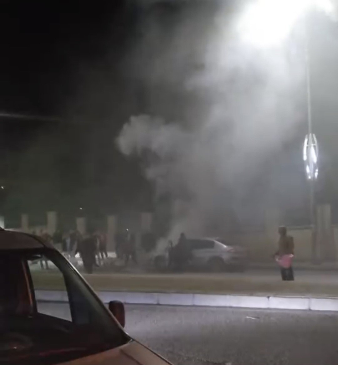 Elazığ&rsquo;da seyir halindeki otomobil alev topuna d&ouml;nd&uuml;
