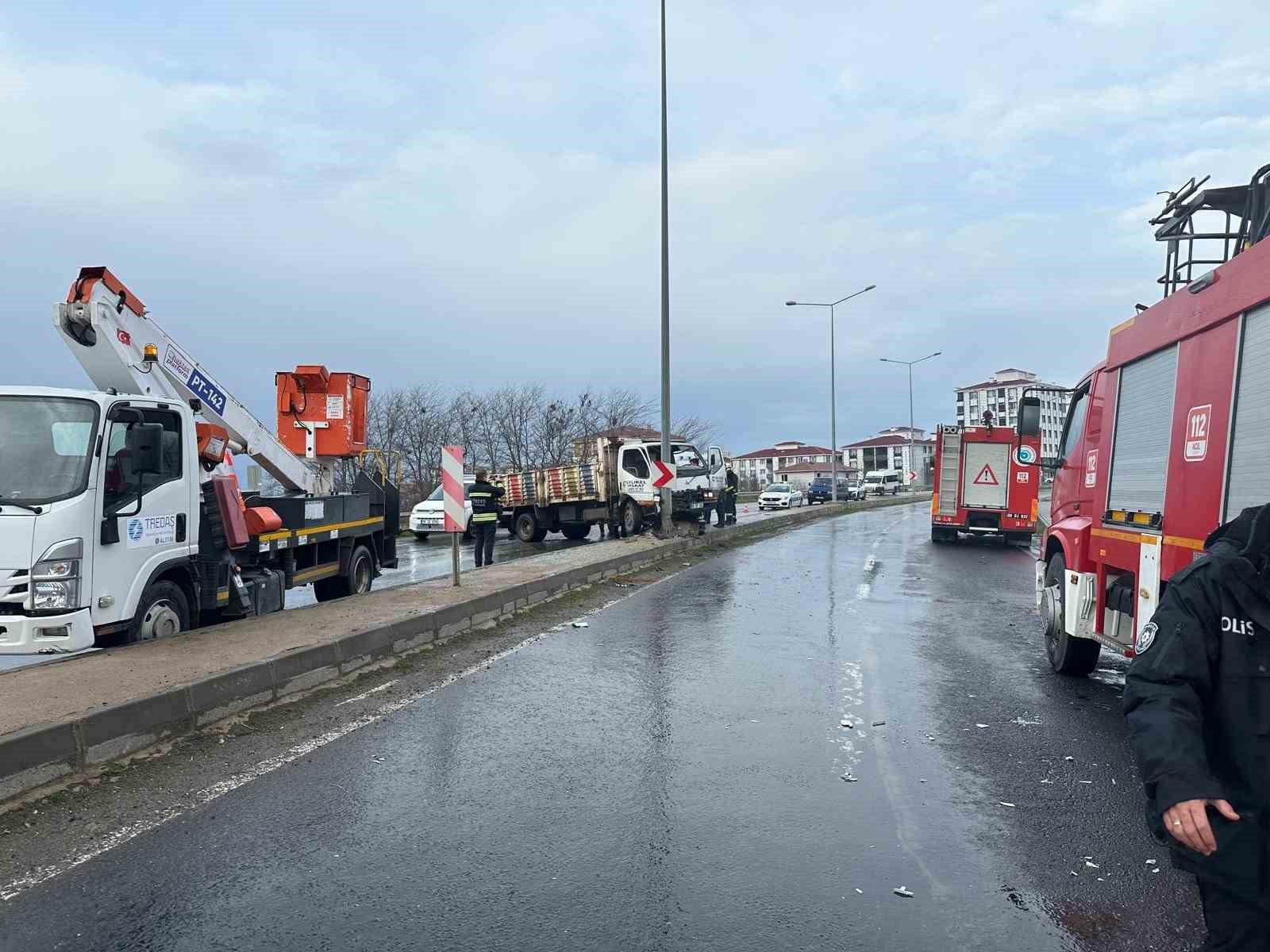 Kamyonet aydınlatma direğine çarptı: 2 yaralı