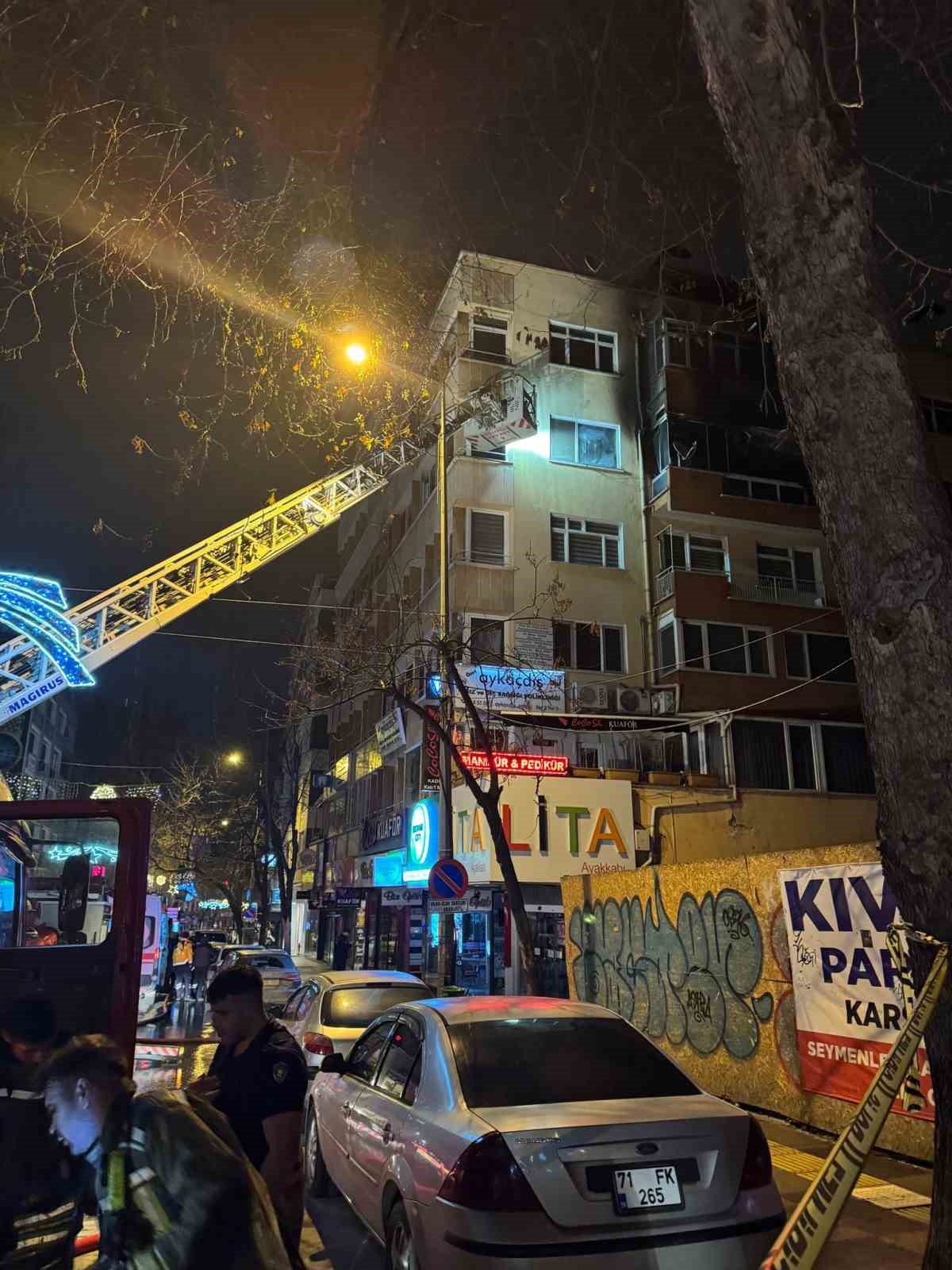 Ankara’da 5 katlı binada korkutan yangın: 3 kişi yaralandı, 6 kişi dumandan etkilendi