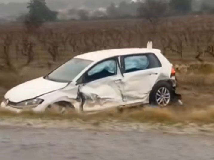 Karşı şeride geçerek seyir halindeki otomobile çarpan araç tarlaya savruldu