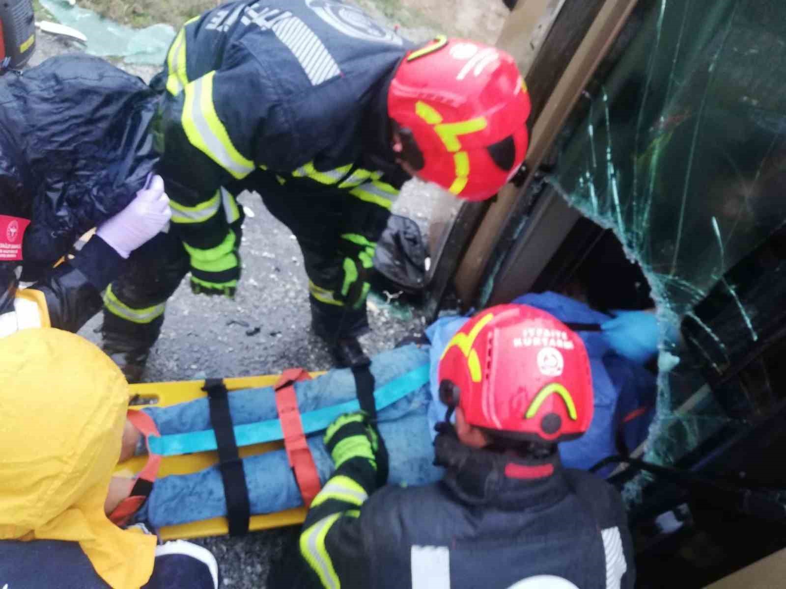 Yağış nedeniyle kontrolden çıkan tır devrildi; 1 yaralı