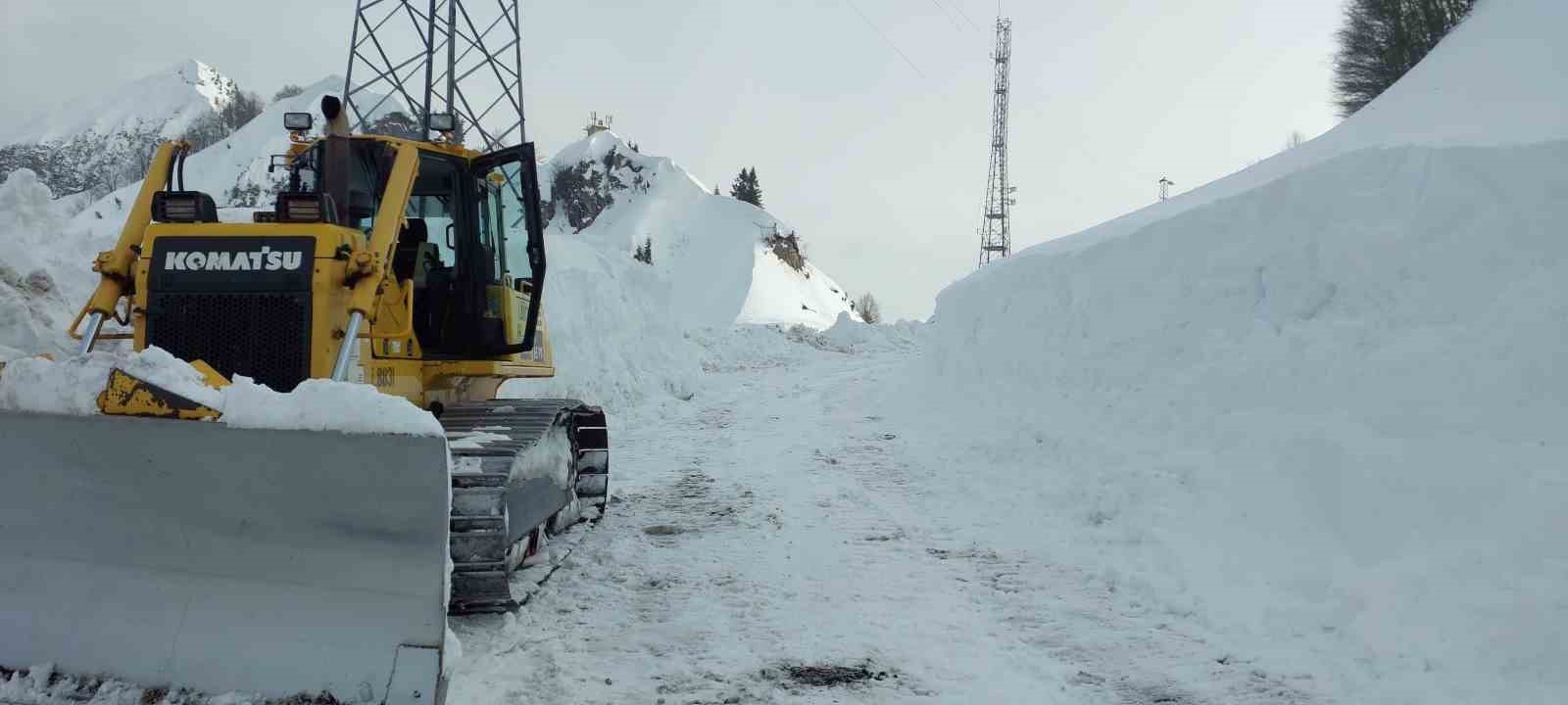 Artvin’in Macahel Geçidi’nde kar çilesi
