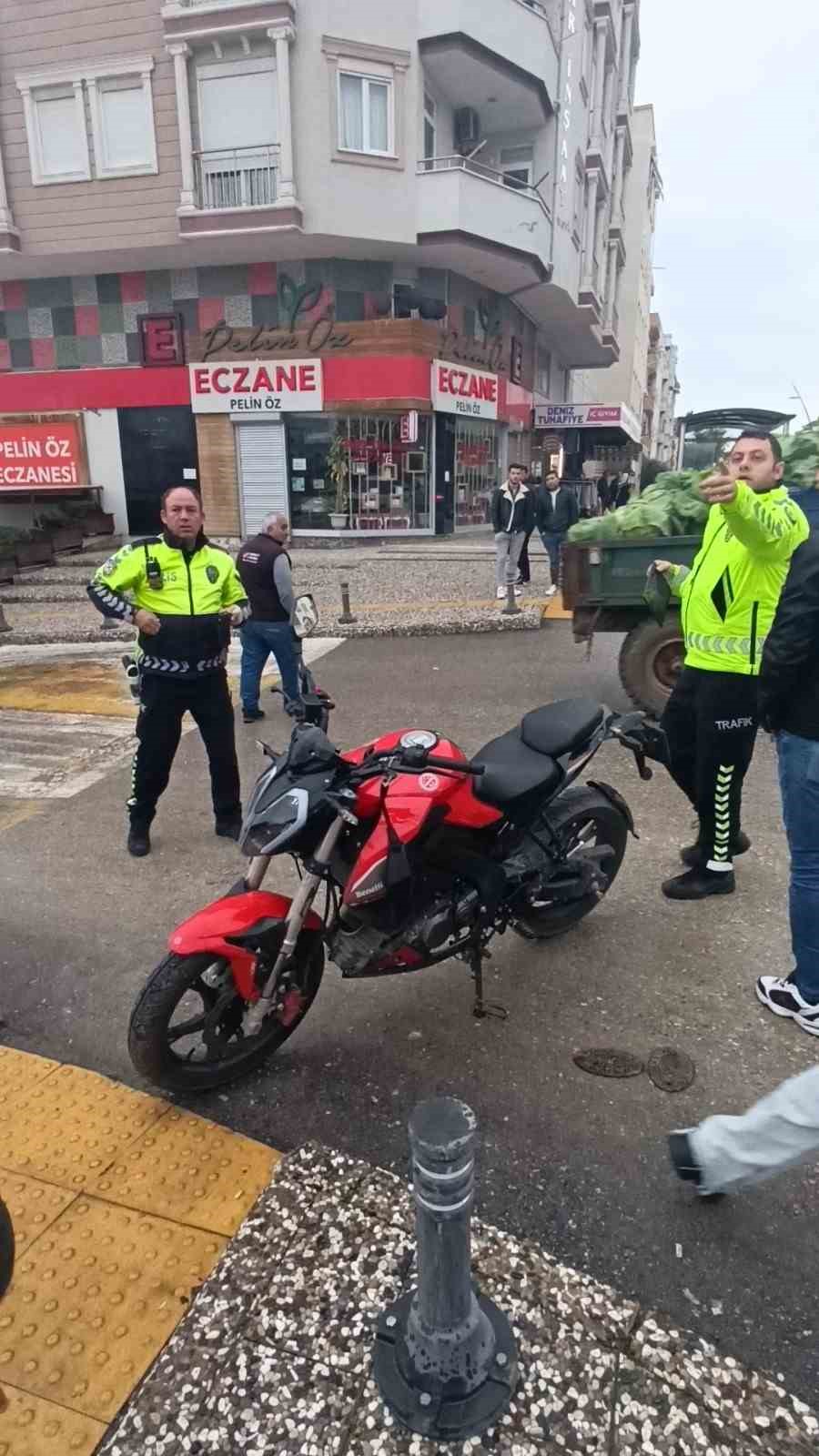 Yaralanan motosiklet sürücüsünü kız arkadaşı teselli etti
