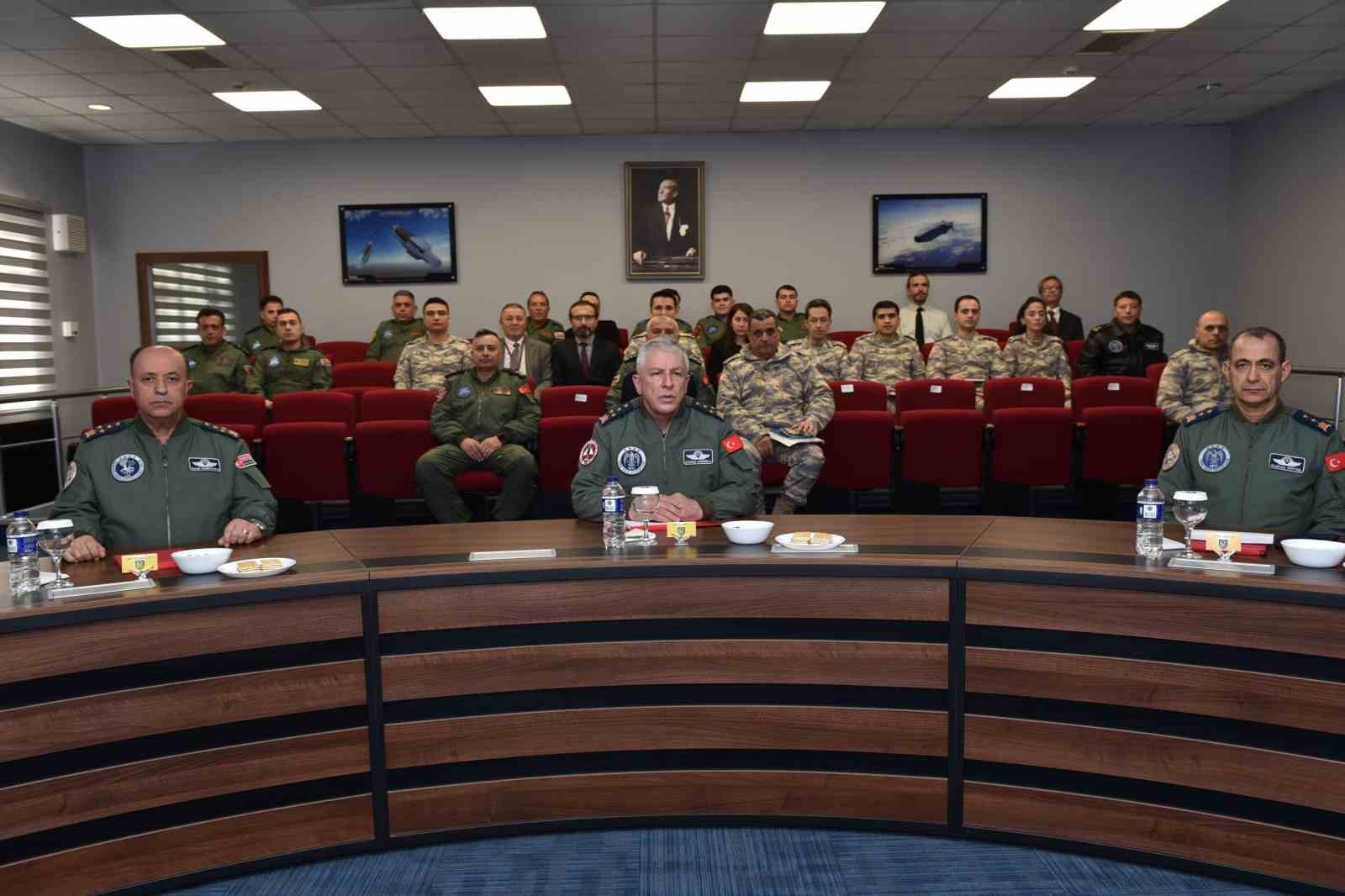 Hava Kuvvetleri Komutanı Orgeneral Kadıoğlu, 1’inci Ana Jet Üs Komutanlığını ziyaret etti