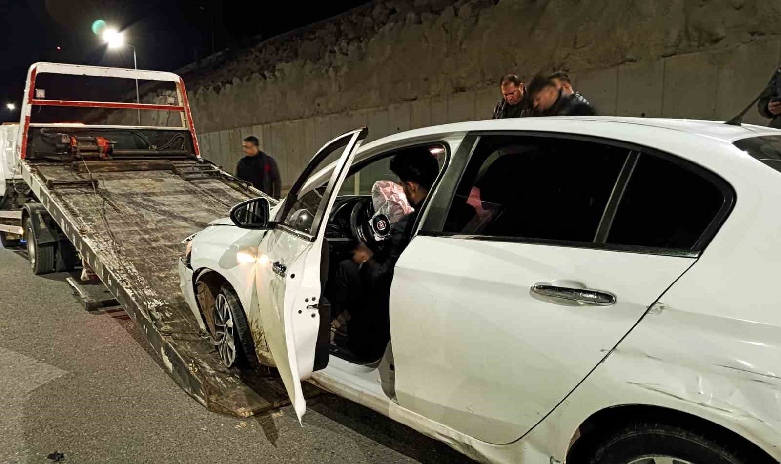 Lastiği patlayan otomobil bariyere çarptı: 1 yaralı