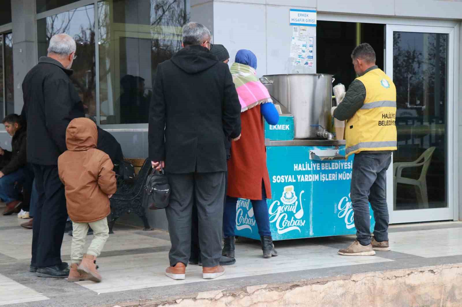 Soğuk kış sabahlarında sıcak çorba ikram ediliyor
