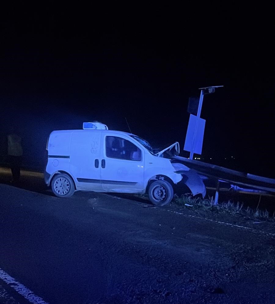 Tekirdağ’da araç bariyerlere çarptı: 2 yaralı