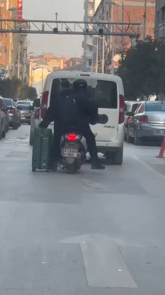 Motosiklet ile valiz taşıma yönetimi görenleri şaşırttı
