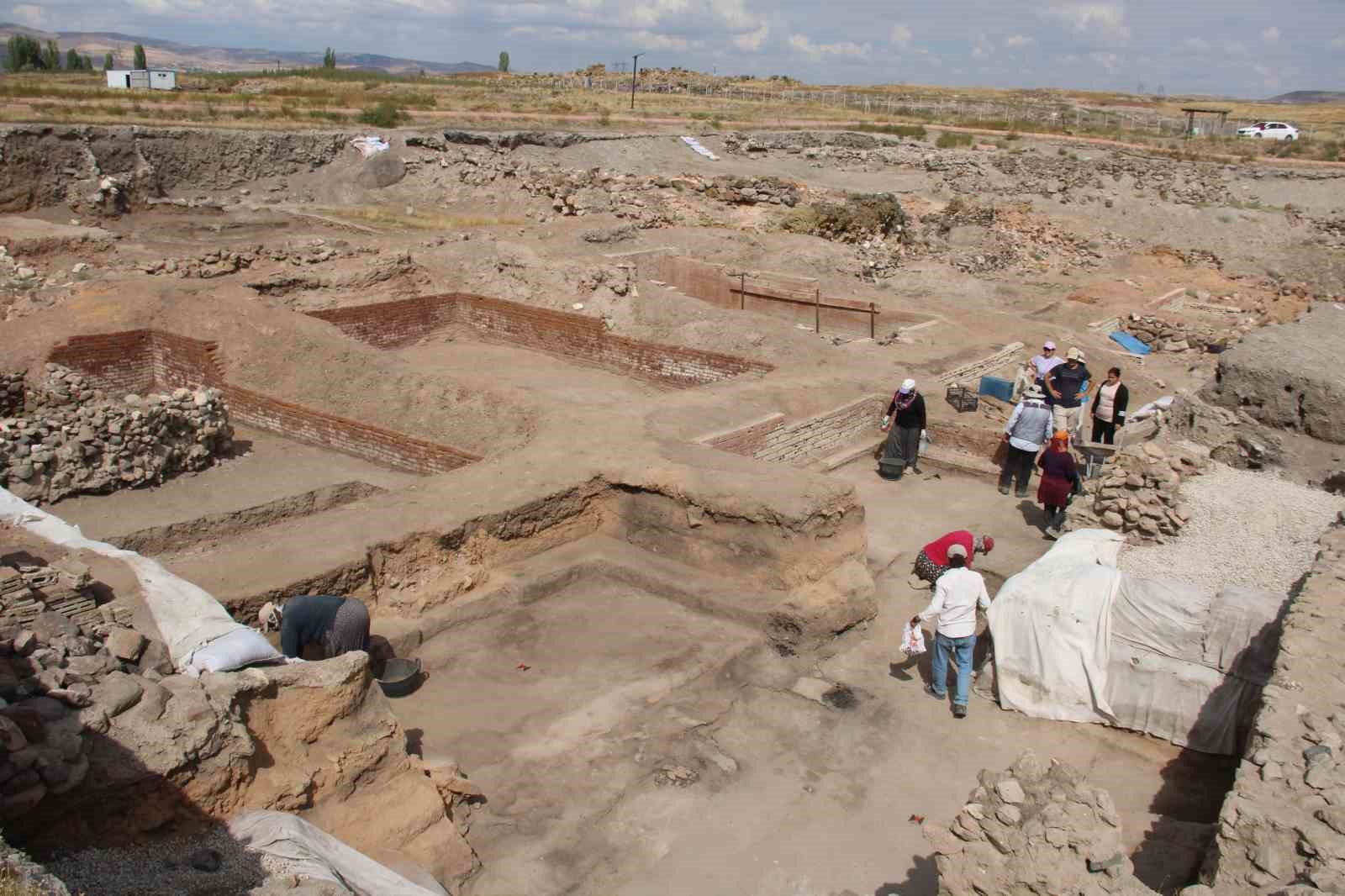 K&uuml;ltepe&rsquo;deki kazılarda Anadolu&rsquo;da 4 bin 200 yıl &ouml;nce iklim değişikliği yaşandığı ortaya &ccedil;ıktı
