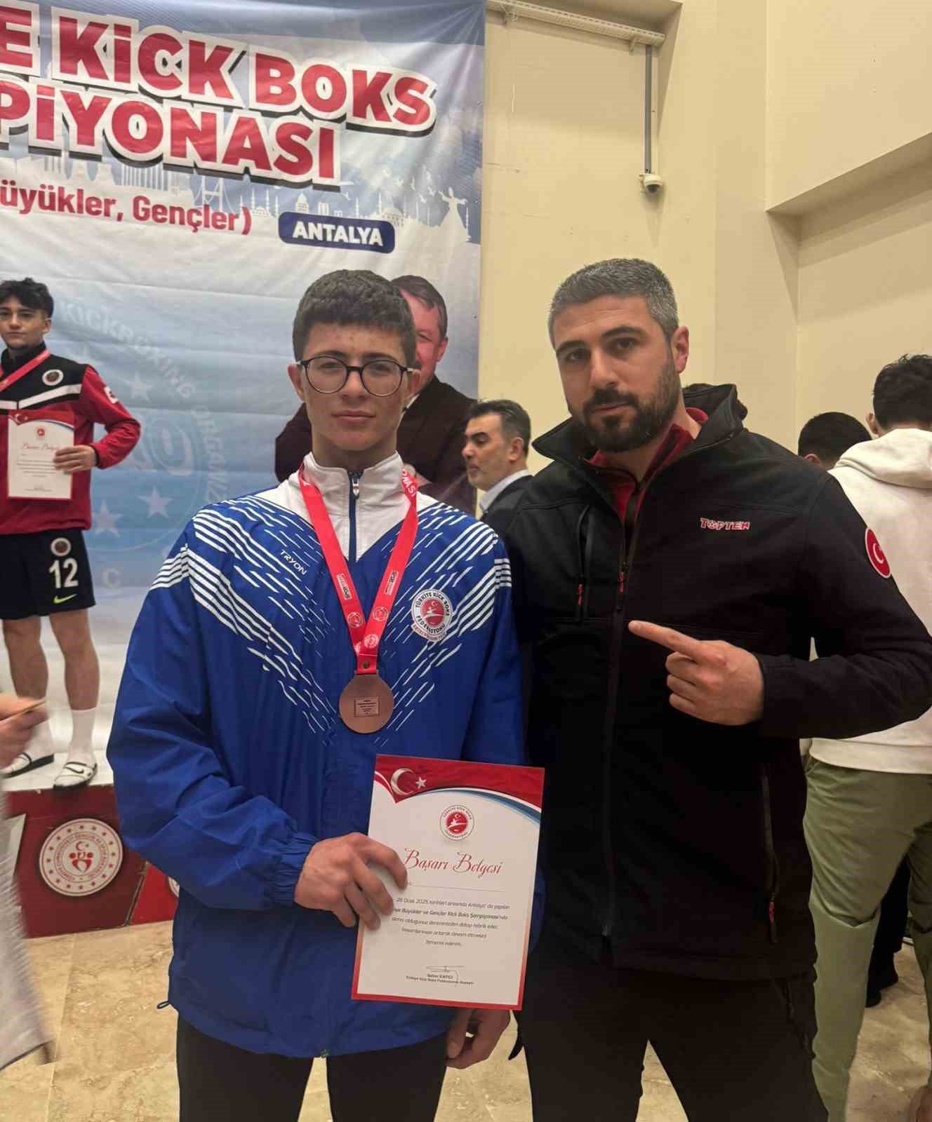 Türkiye Kick Boks Şampiyonası’nda Pazaryerili sporcu 3. oldu
