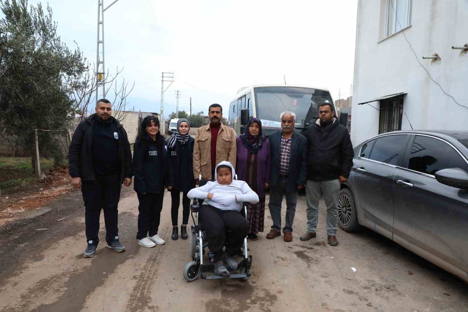 Akülü aracına kavuşan Enes’in ilk işi mahalleyi turlamak oldu
