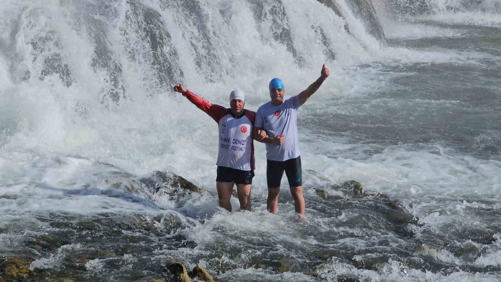 Van G&ouml;l&uuml; aktivistleri, dondurucu soğuğa rağmen Muradiye Şelalesi&rsquo;ne girdi
