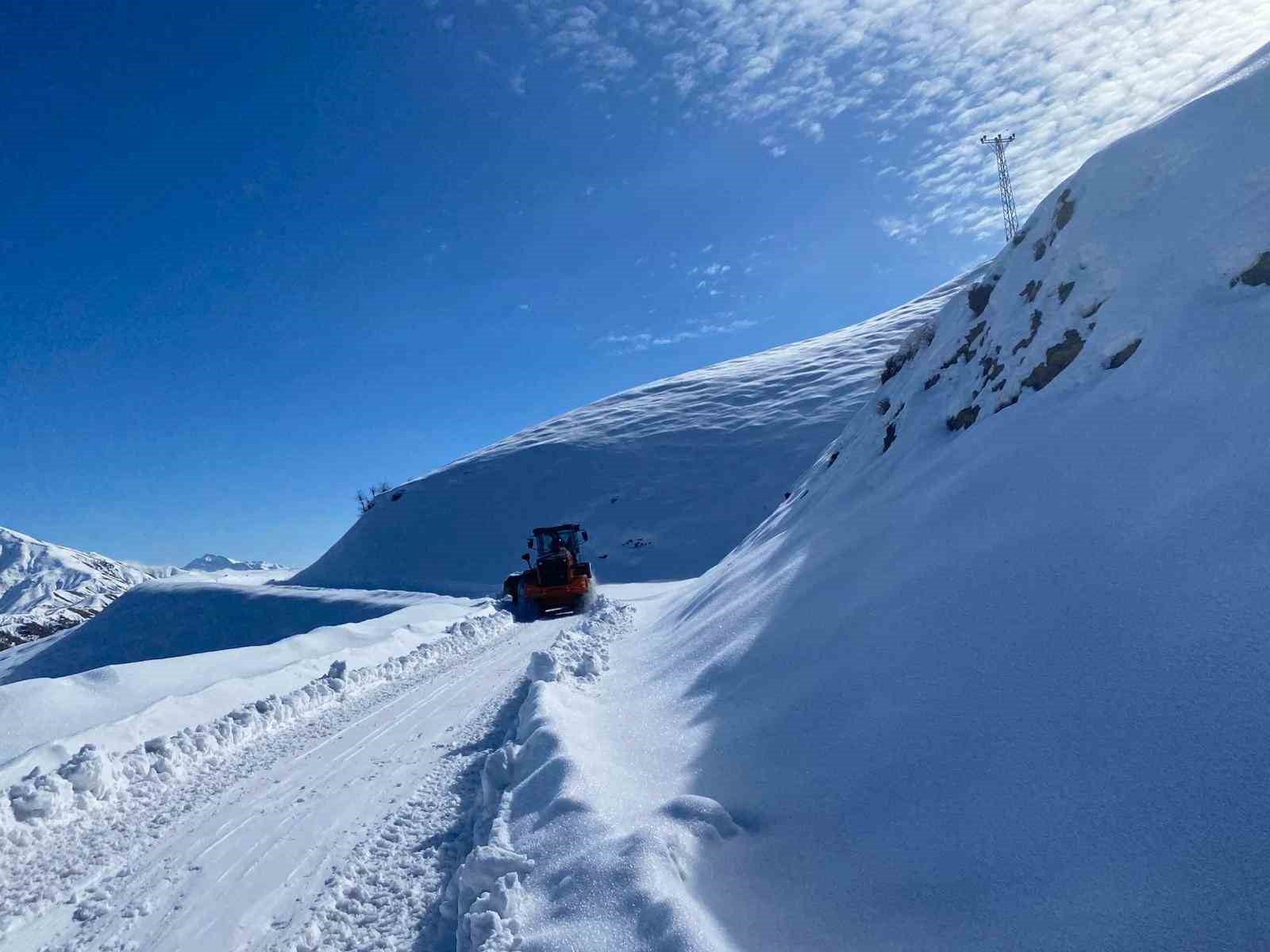 Sason’da kardan kapanan köy yolları ulaşıma açıldı
