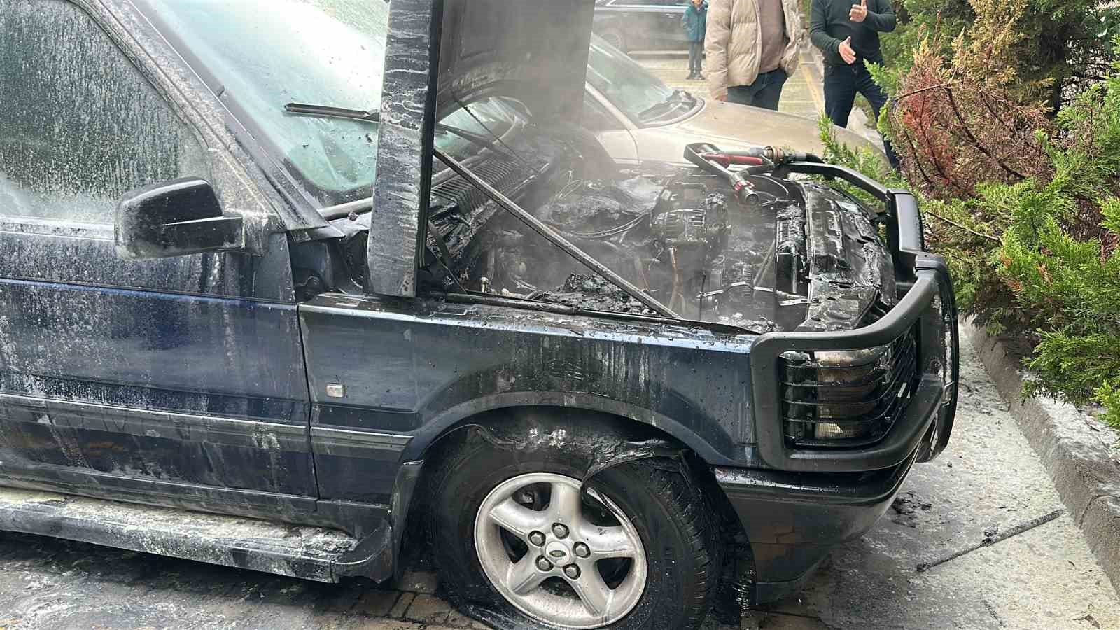 Kadık&ouml;y&rsquo;de park halindeki otomobilin motor kısmı yandı
