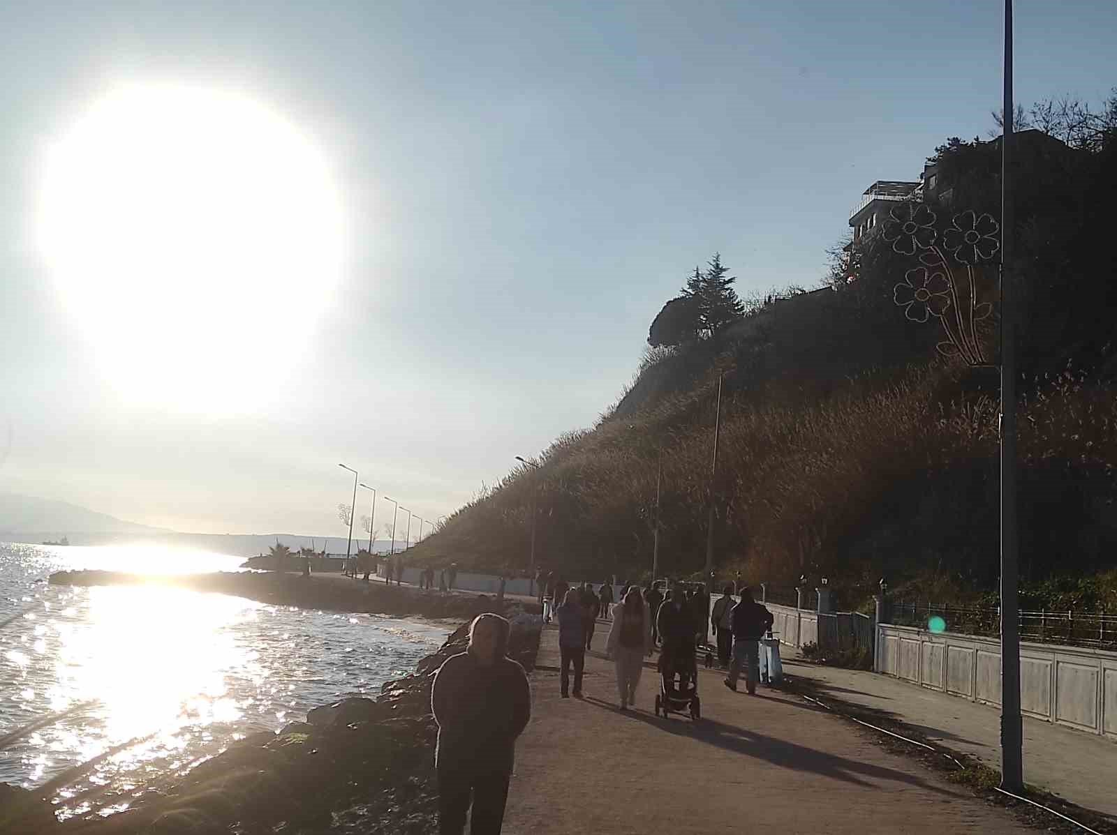 Tekirdağ&rsquo;da g&uuml;neşli havada vatandaşlar sahile akın etti
