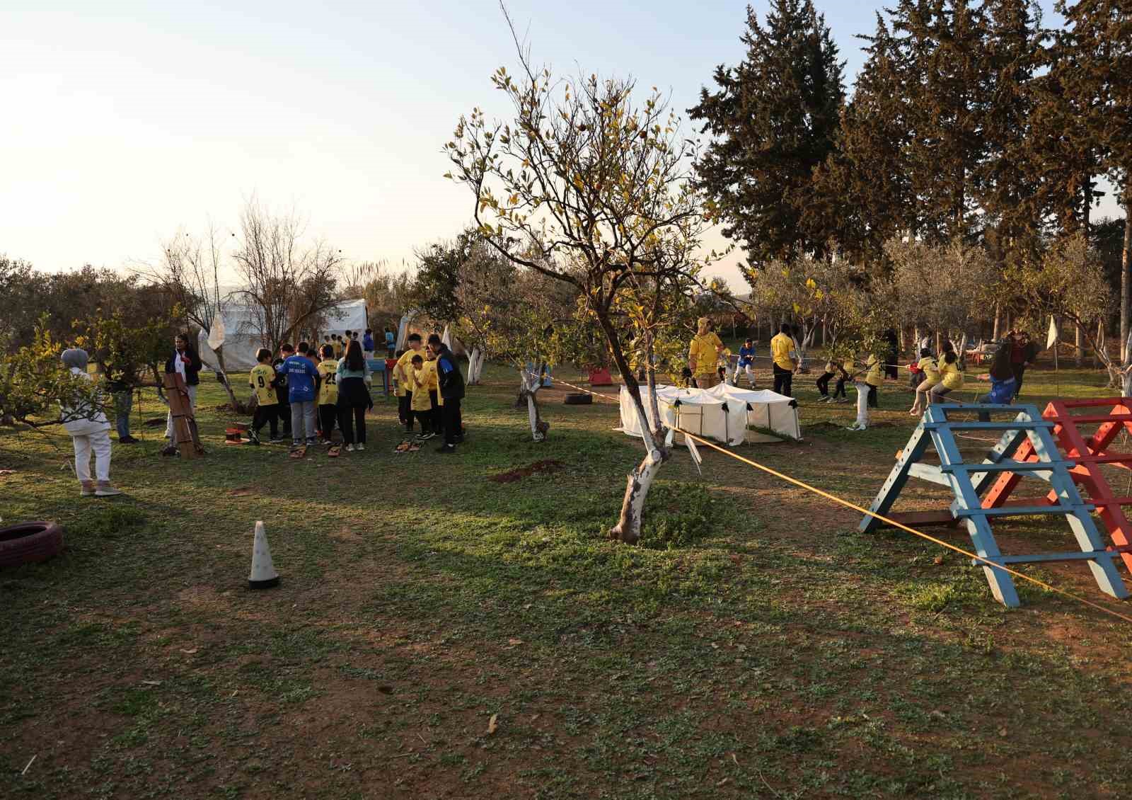 Bu kampta çocuklar hem eğlendi hem de ormanda hayatta kalmayı öğrendi
