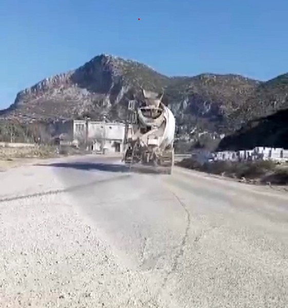 Mikserlerden yola dökülen beton muhtarı kızdırdı