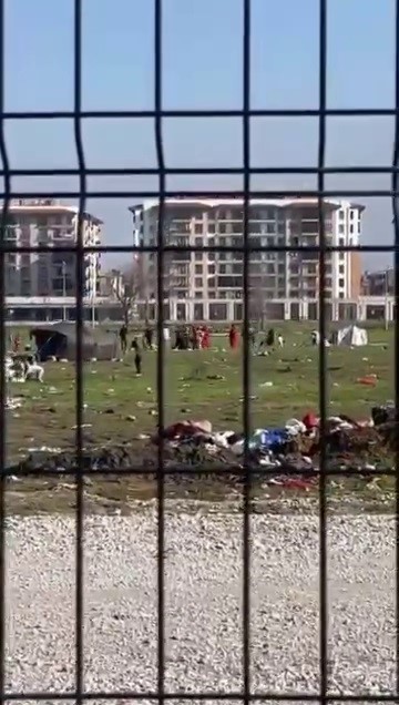 Taşlar, sopalar havada uçuştu..2 aile arasında çıkan kavga kamerada