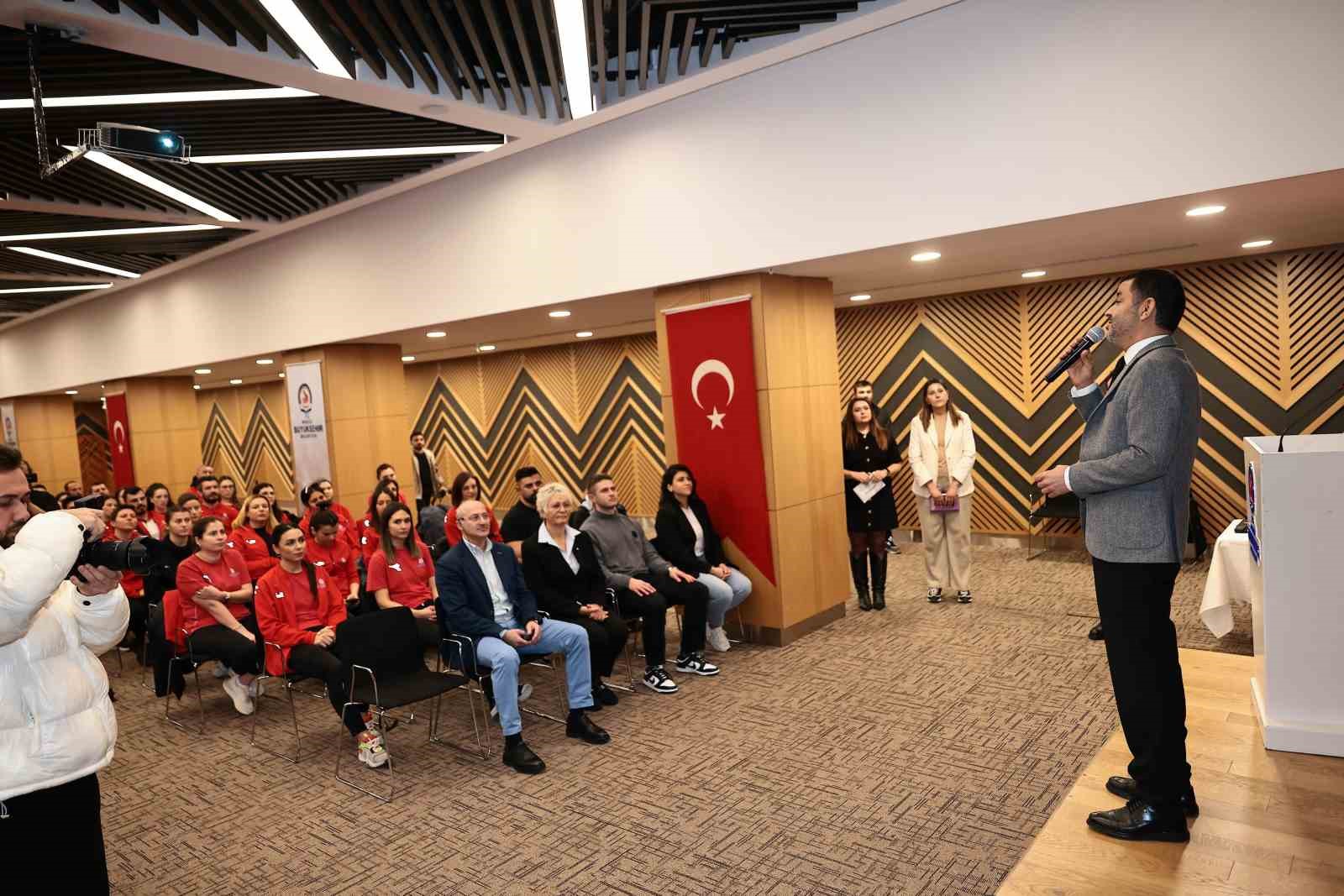 Denizli B&uuml;y&uuml;kşehir sporda performans ve motivasyon eğitimi verdi
