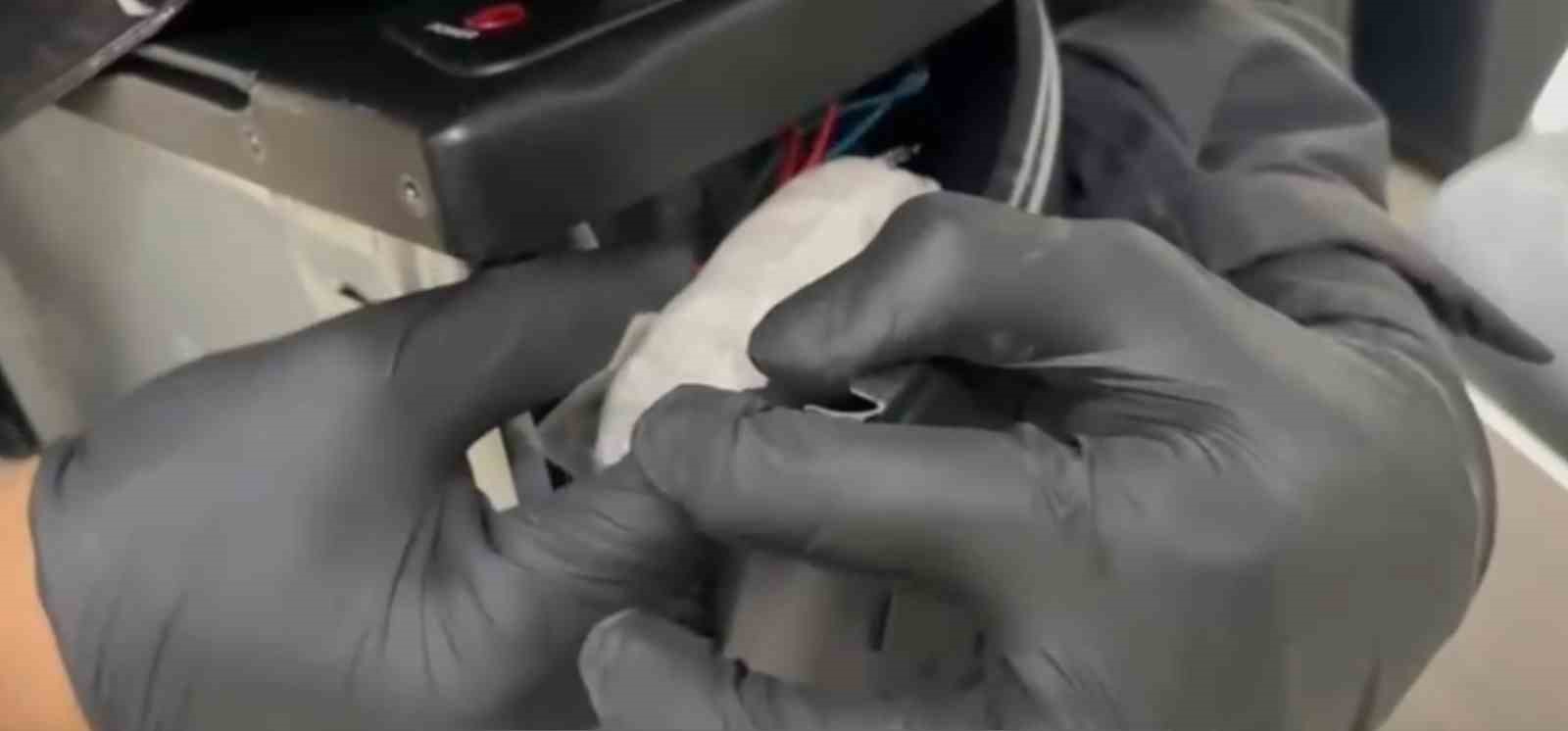 Edremit’te polis mikrodalga fırın içinde uyuşturucu madde ele geçirdi