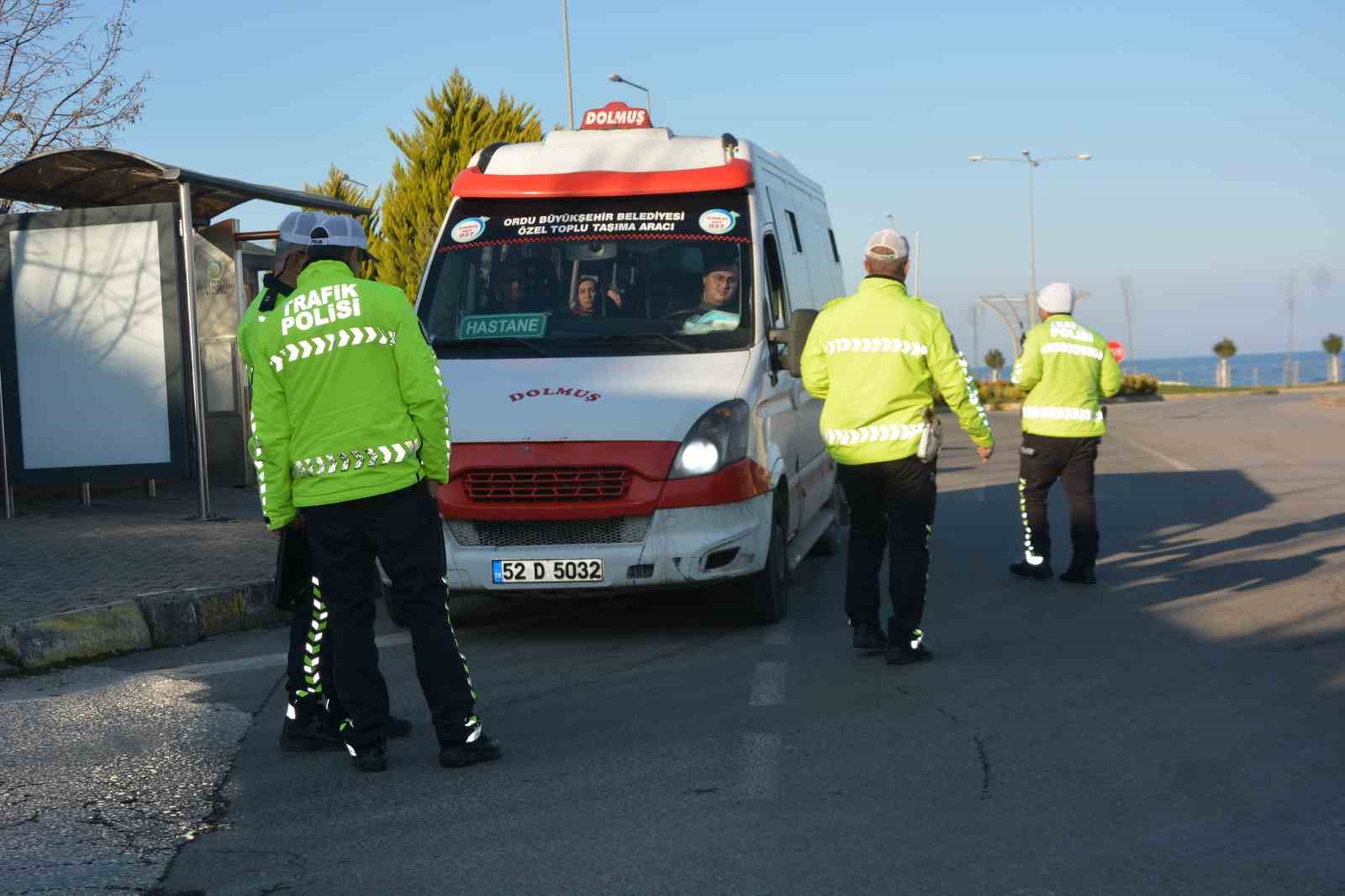 Ordu’da ayakta yolcu taşıyan dolmuş sürücüleri denetlendi