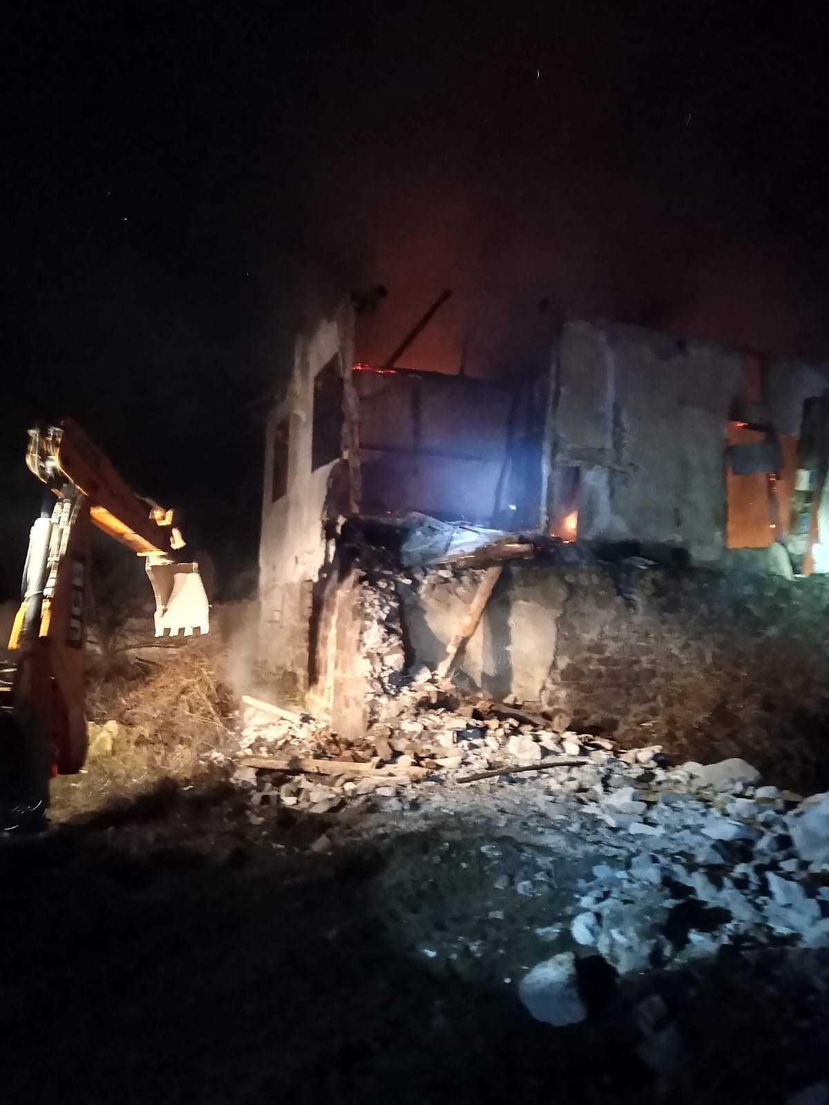 Eski değirmen yangına yenik d&uuml;şt&uuml;
