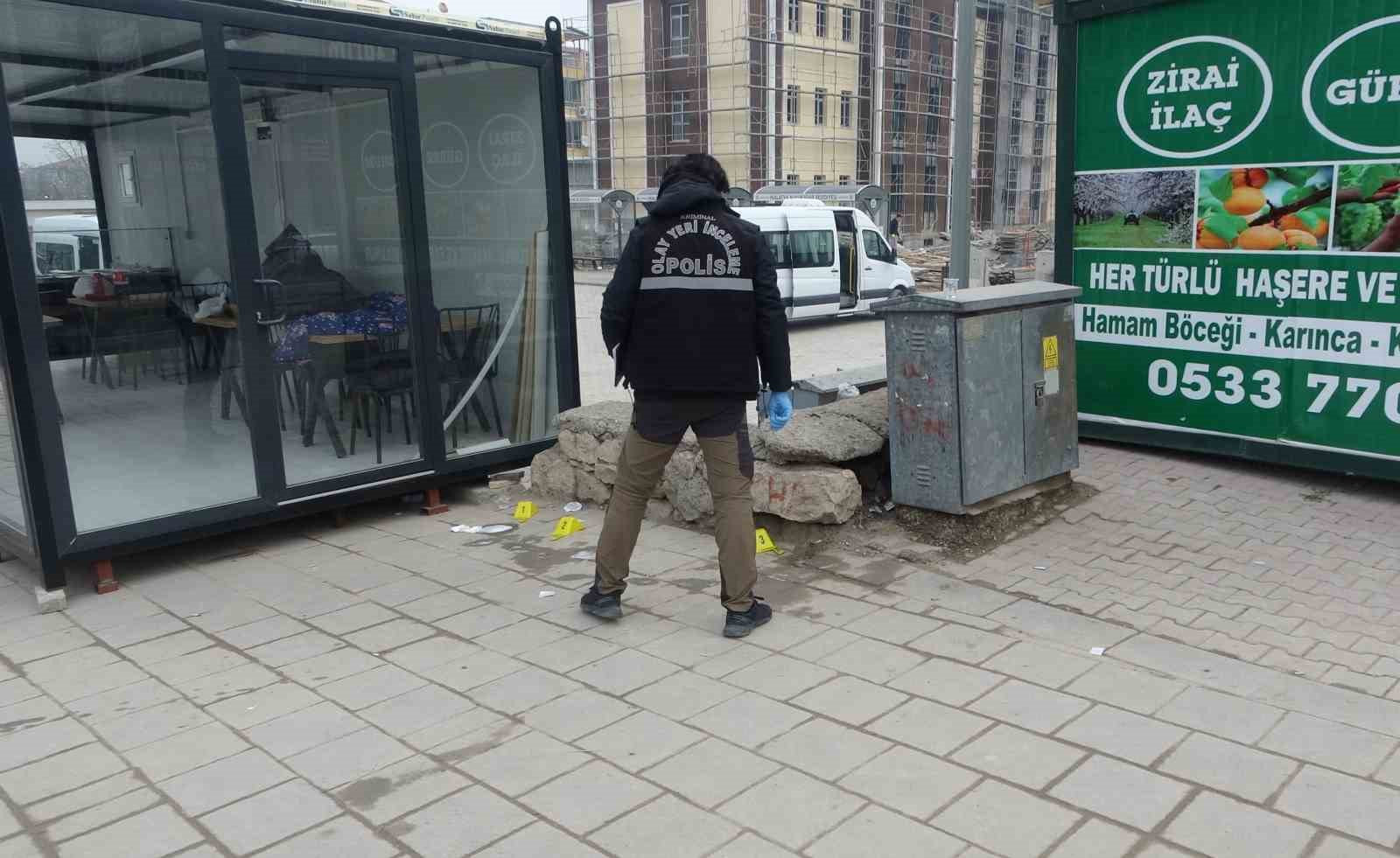 Aracında fenalaşan sürücü kaldırıldığı hastanede hayatını kaybetti