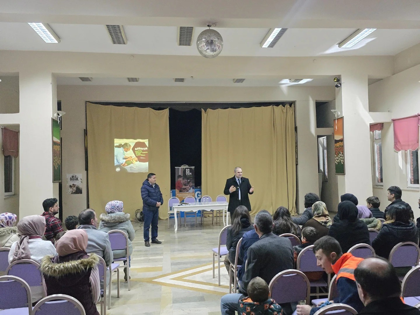 Sertifikalarını &ccedil;ocuklarının ellerinden aldılar
