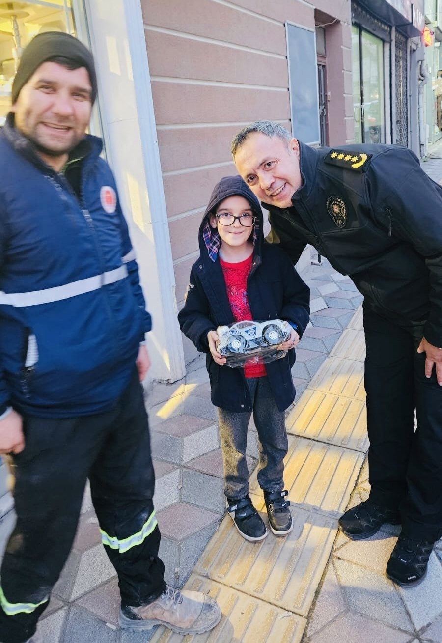 Minik &ccedil;ocuğa anlamlı hediye
