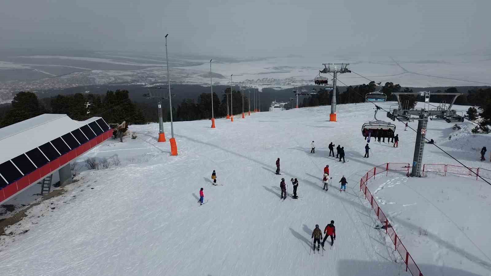 Sarıkamış kayak severlerin gözdesi olmaya devam ediyor